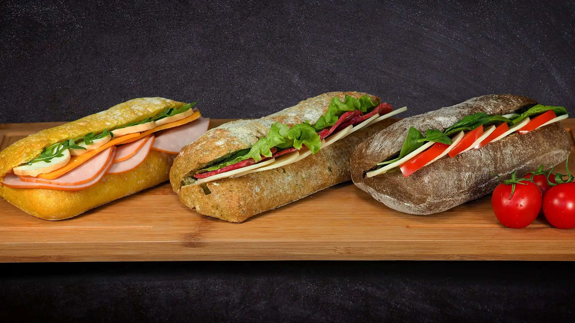 Drei frisch belegte Croques auf Holzbrett